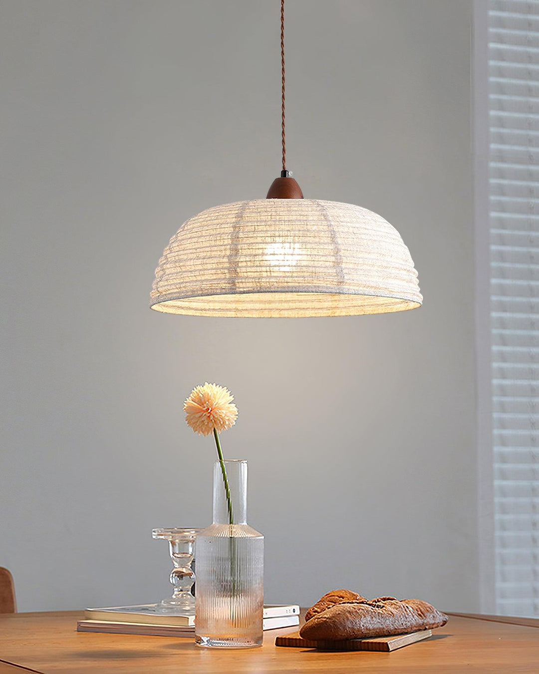 Lampa wisząca z drewna i tkaniny
