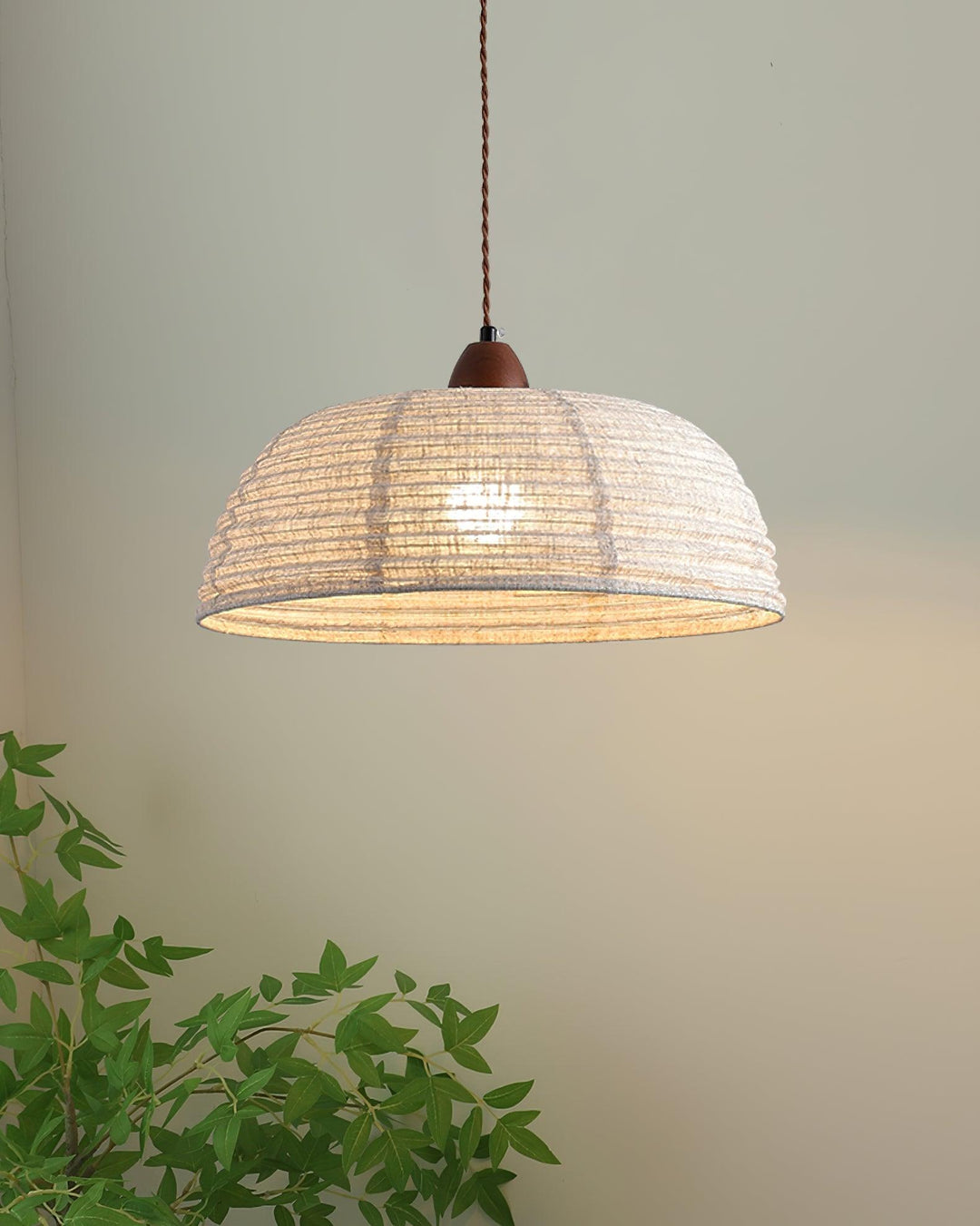 Lampa wisząca z drewna i tkaniny