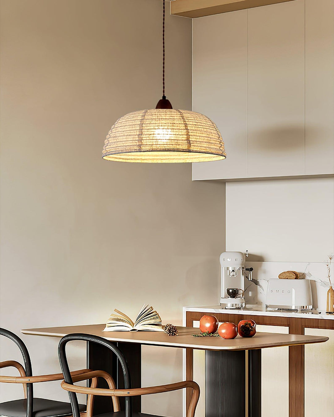 Lampa wisząca z drewna i tkaniny