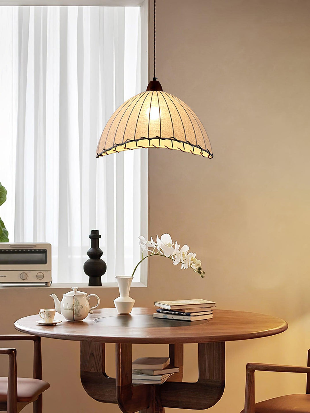 Lampa wisząca z drewna i tkaniny