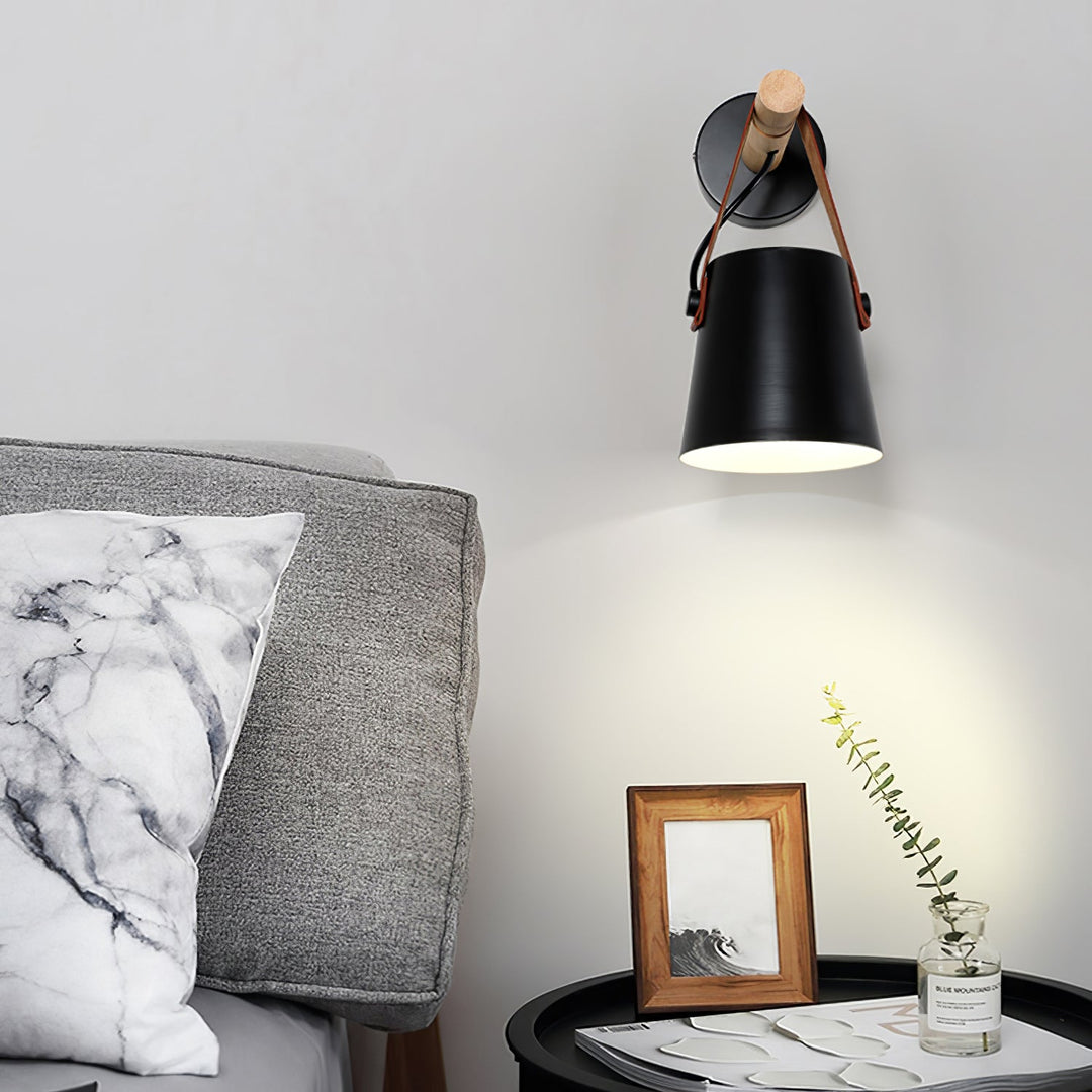 Stożkowa lampa ścienna z drewna