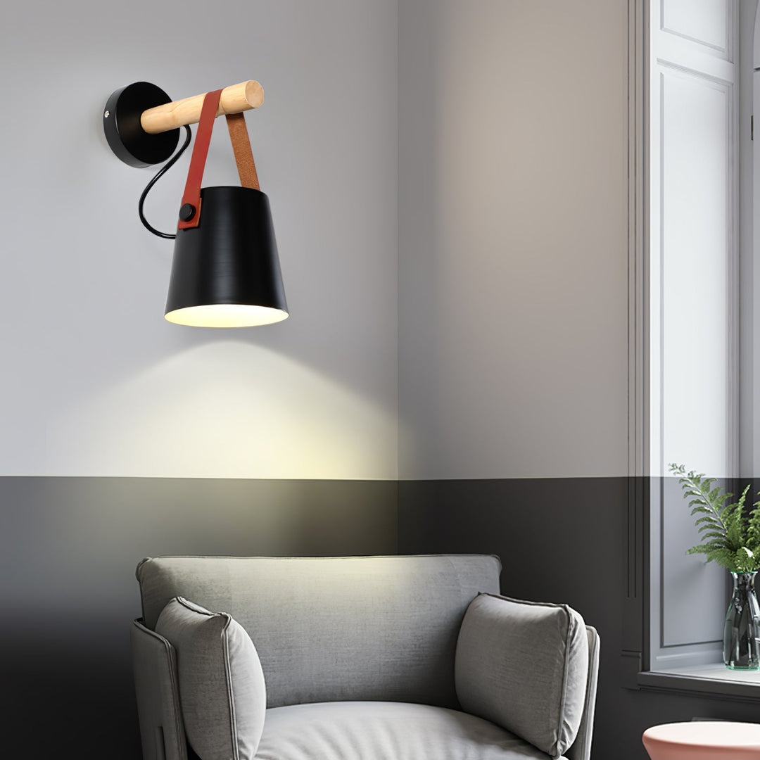 Stożkowa lampa ścienna z drewna