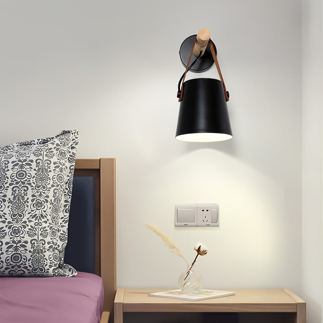 Stożkowa lampa ścienna z drewna