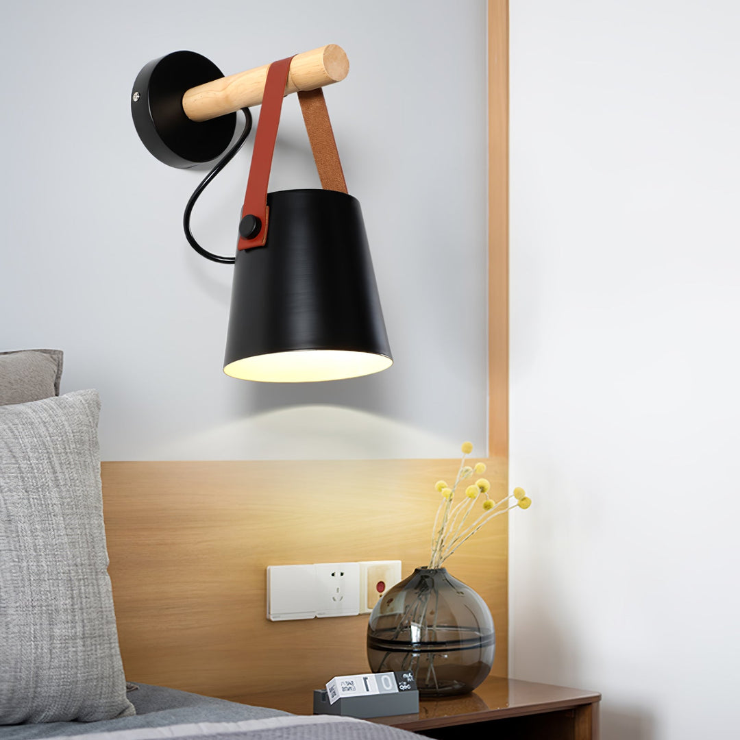 Stożkowa lampa ścienna z drewna
