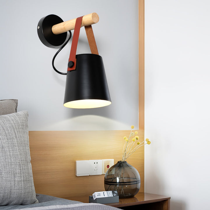 Stożkowa lampa ścienna z drewna