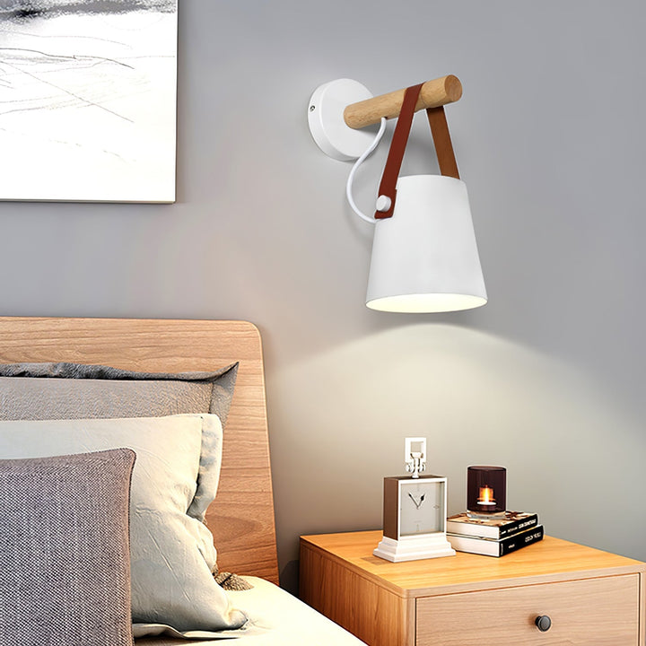 Stożkowa lampa ścienna z drewna