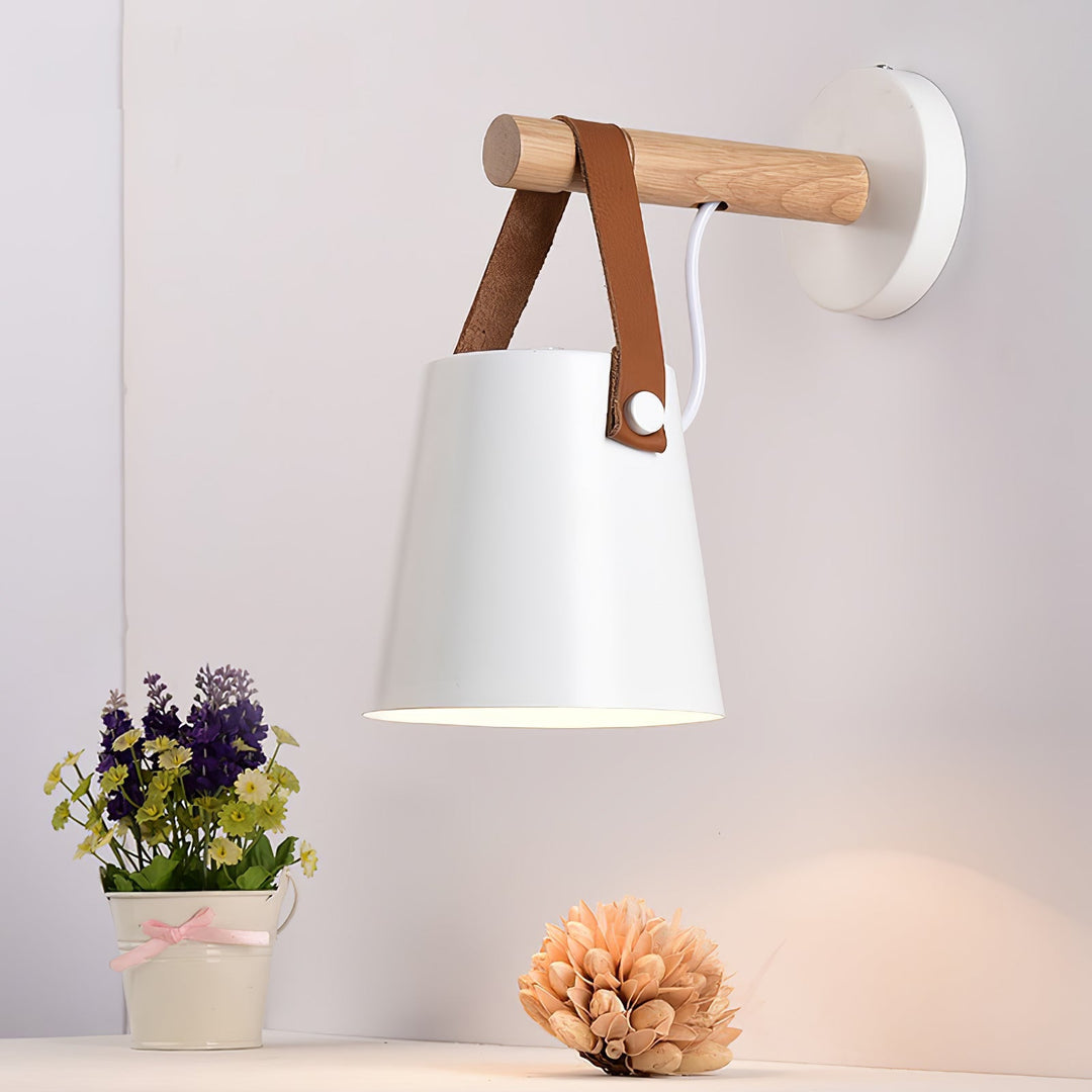 Stożkowa lampa ścienna z drewna