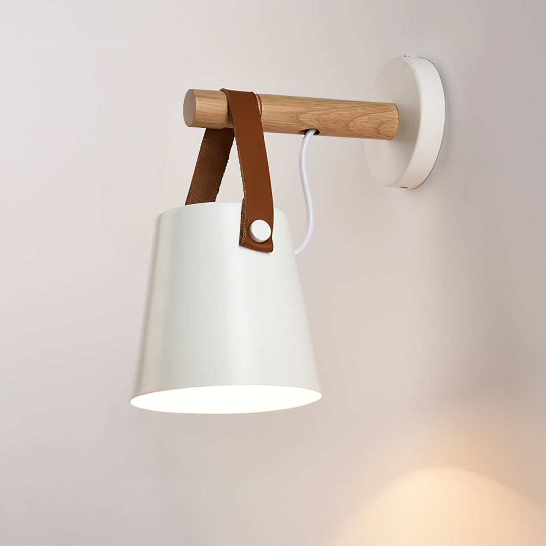 Stożkowa lampa ścienna z drewna