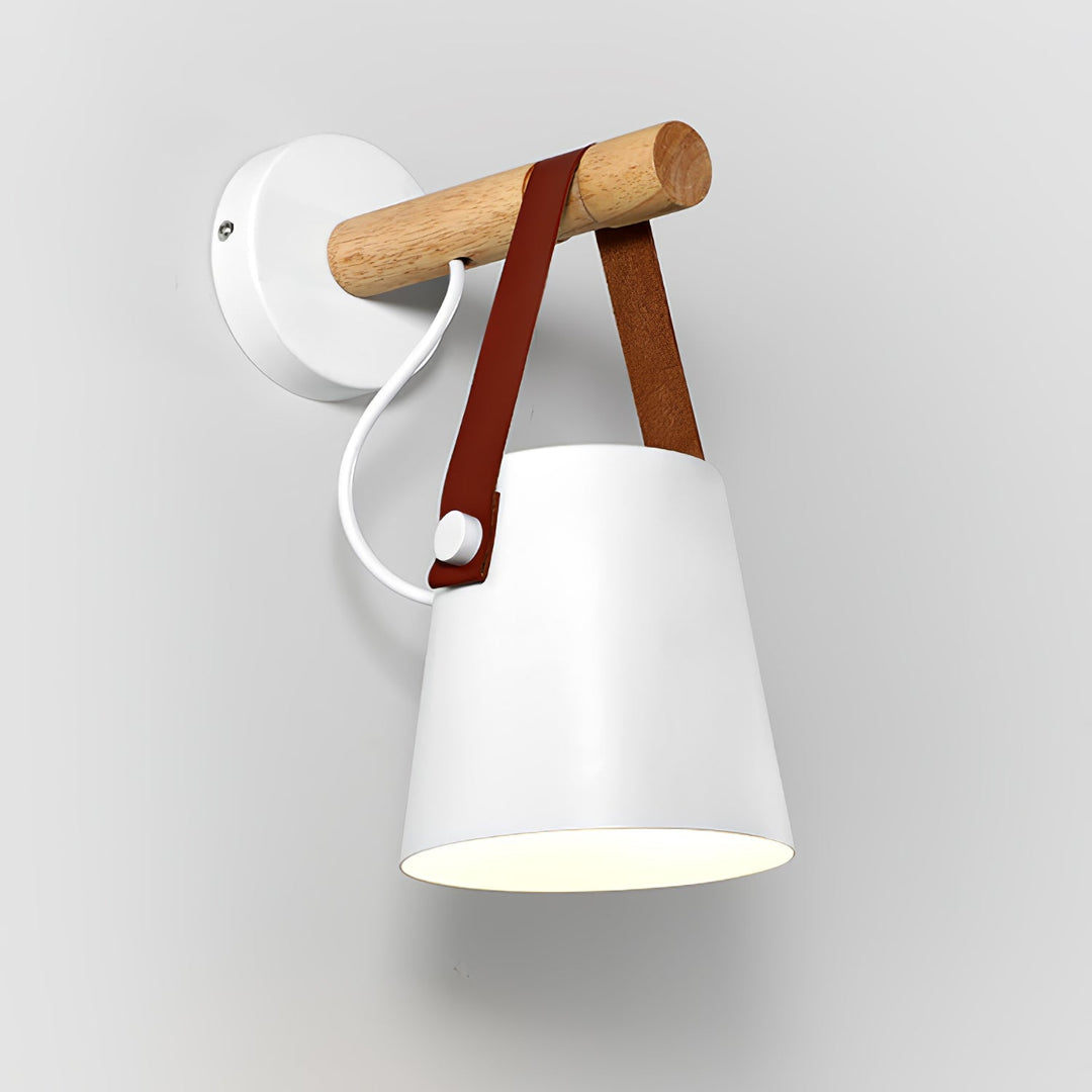 Stożkowa lampa ścienna z drewna