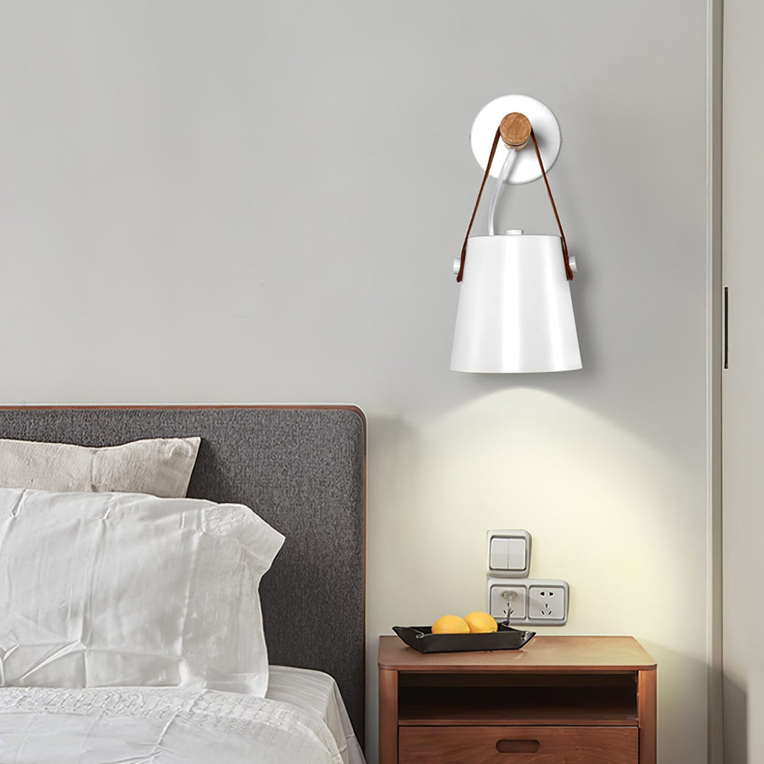 Stożkowa lampa ścienna z drewna