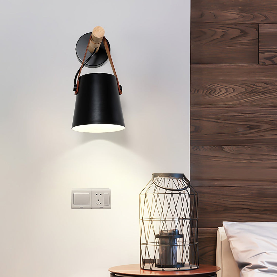 Stożkowa lampa ścienna z drewna