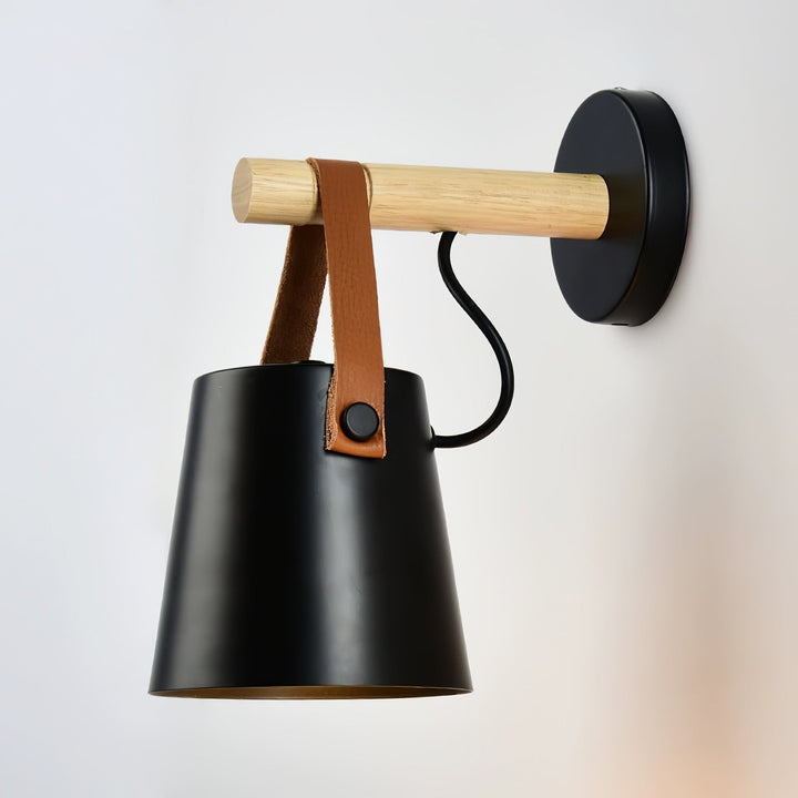 Stożkowa lampa ścienna z drewna