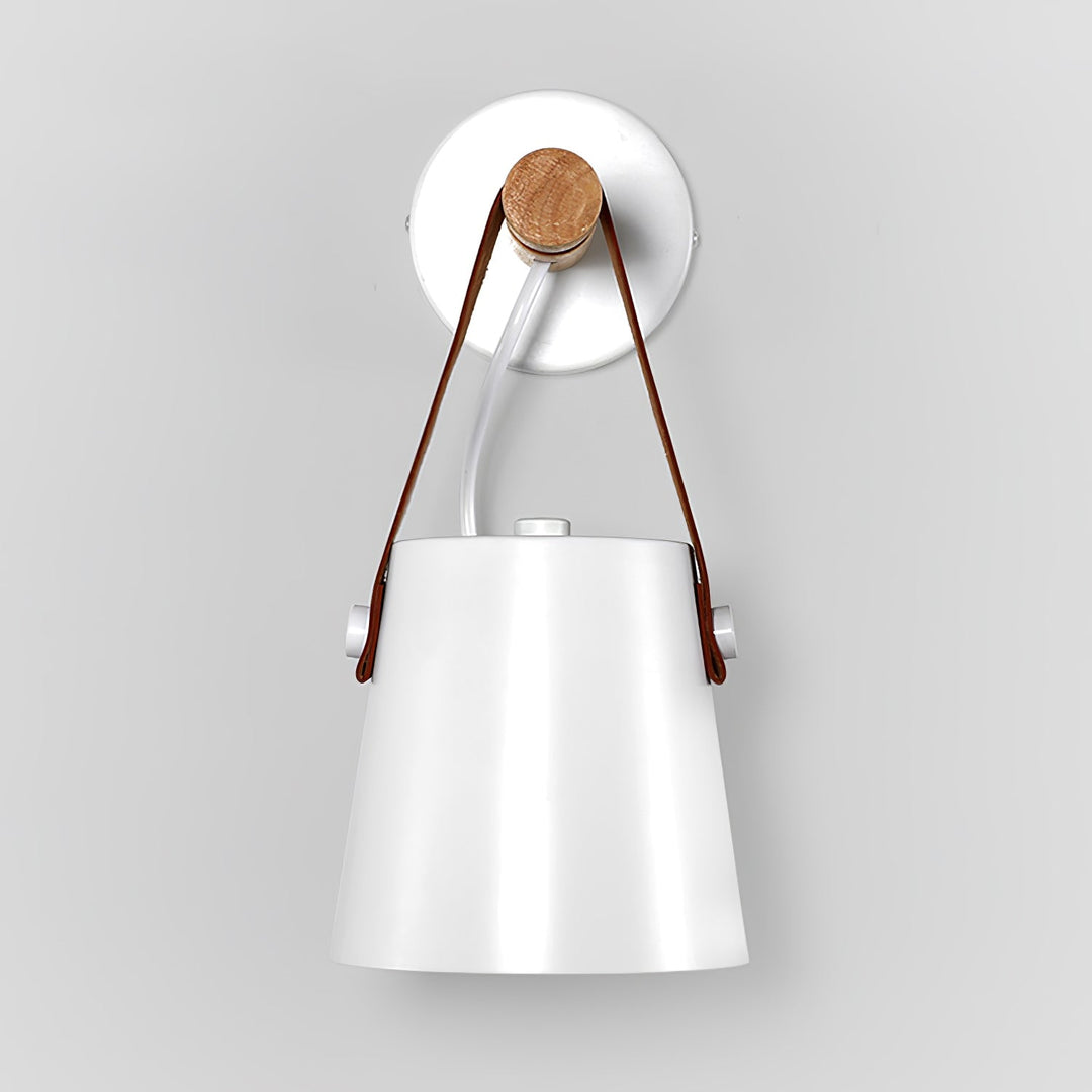 Stożkowa lampa ścienna z drewna