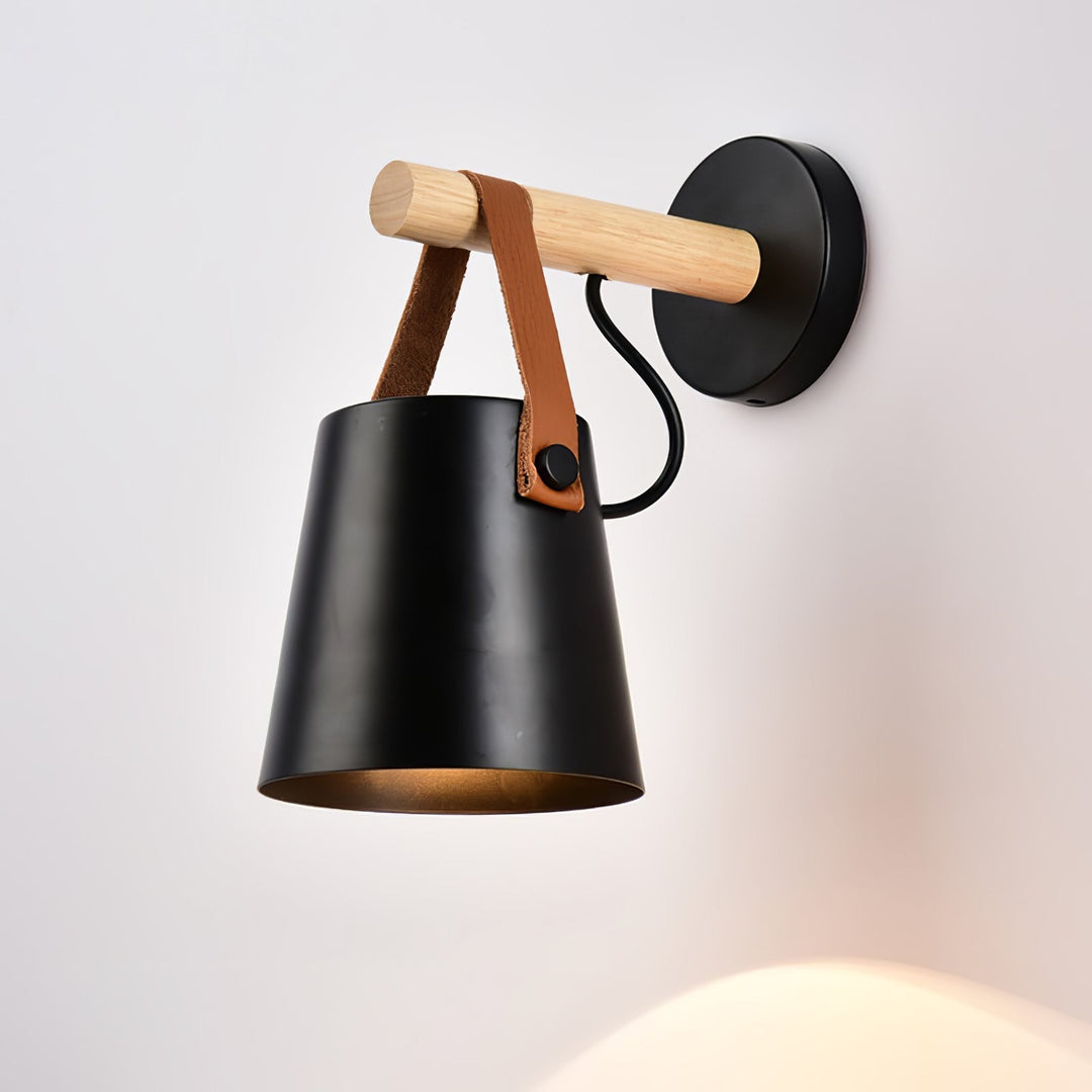 Stożkowa lampa ścienna z drewna