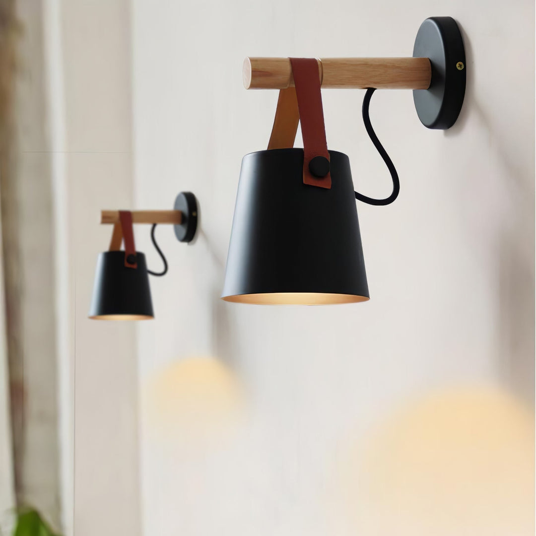 Stożkowa lampa ścienna z drewna