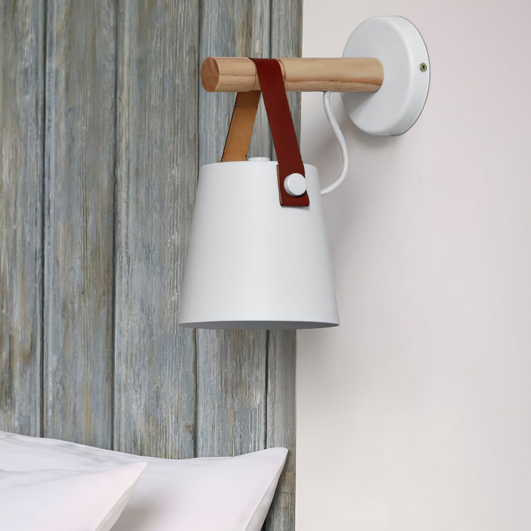 Stożkowa lampa ścienna z drewna