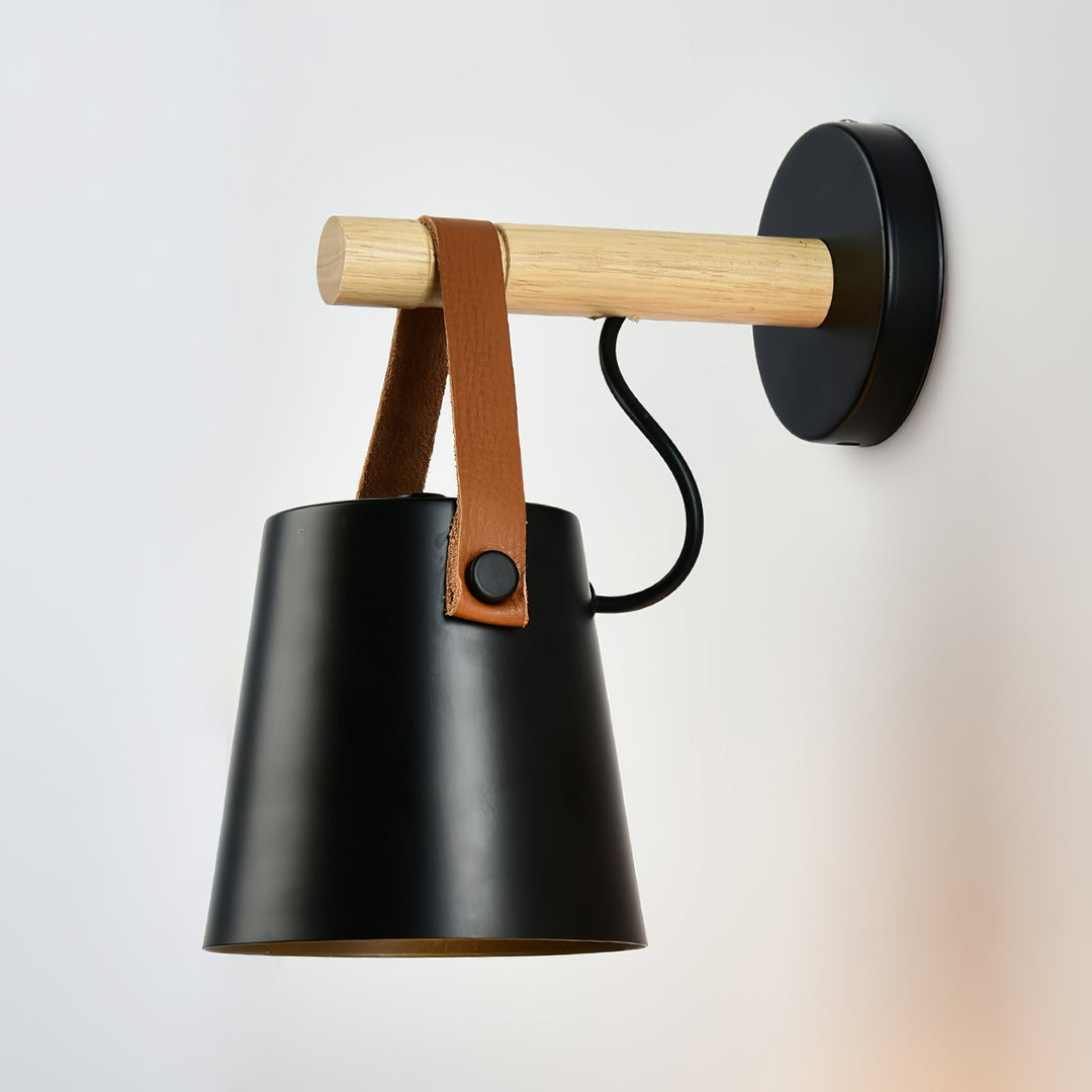Stożkowa lampa ścienna z drewna
