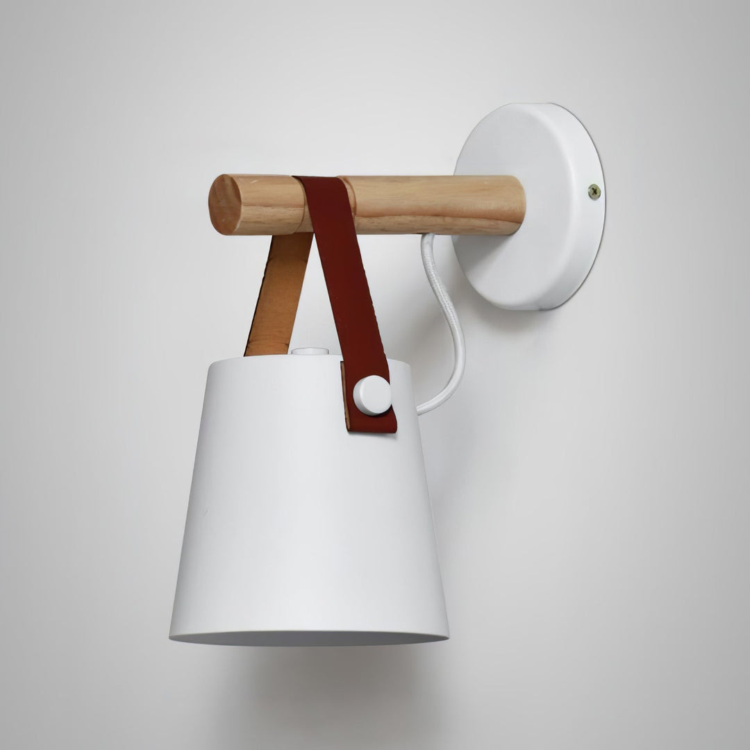 Stożkowa lampa ścienna z drewna