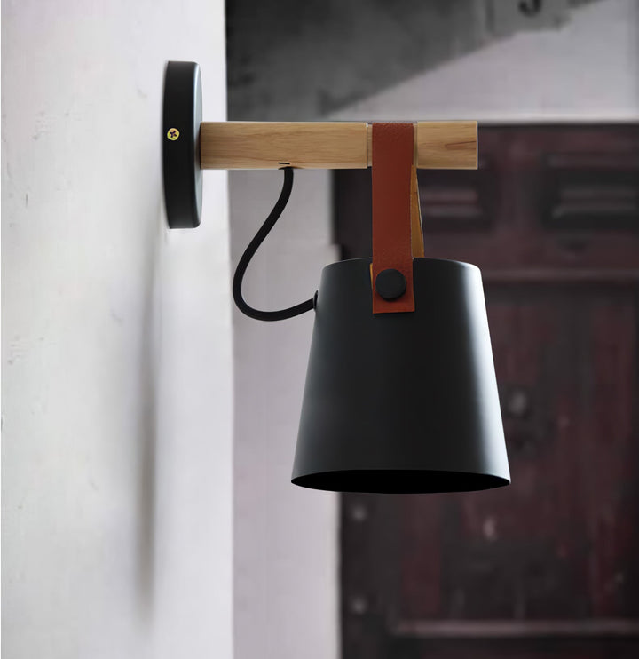 Stożkowa lampa ścienna z drewna