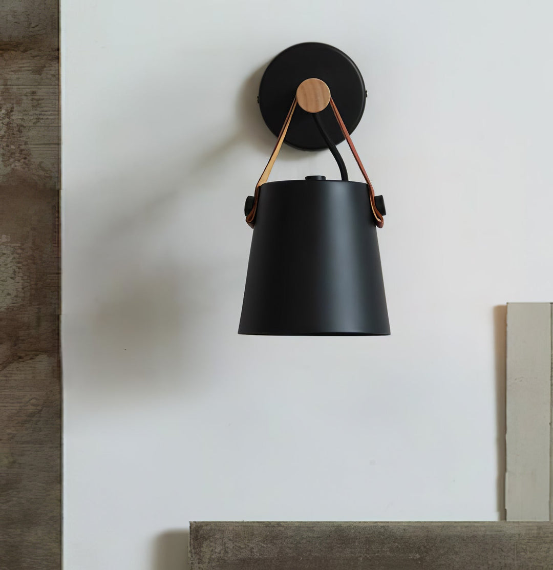 Stożkowa lampa ścienna z drewna