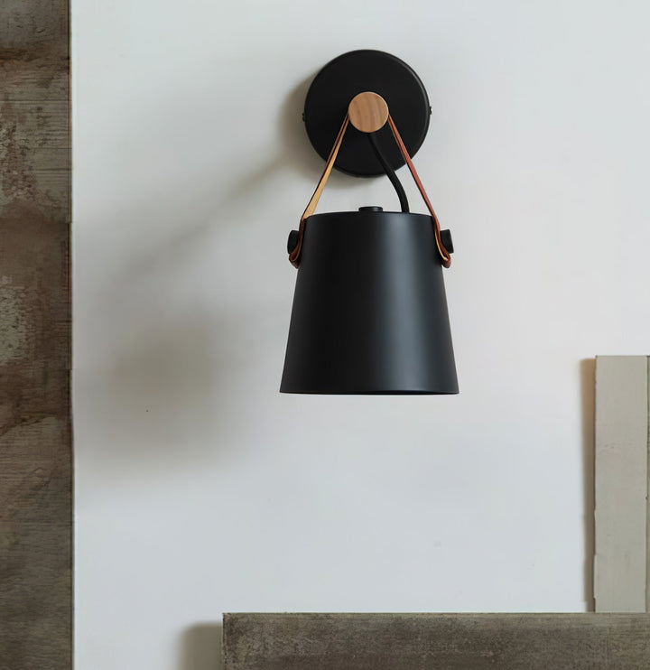 Stożkowa lampa ścienna z drewna