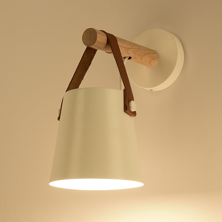 Stożkowa lampa ścienna z drewna