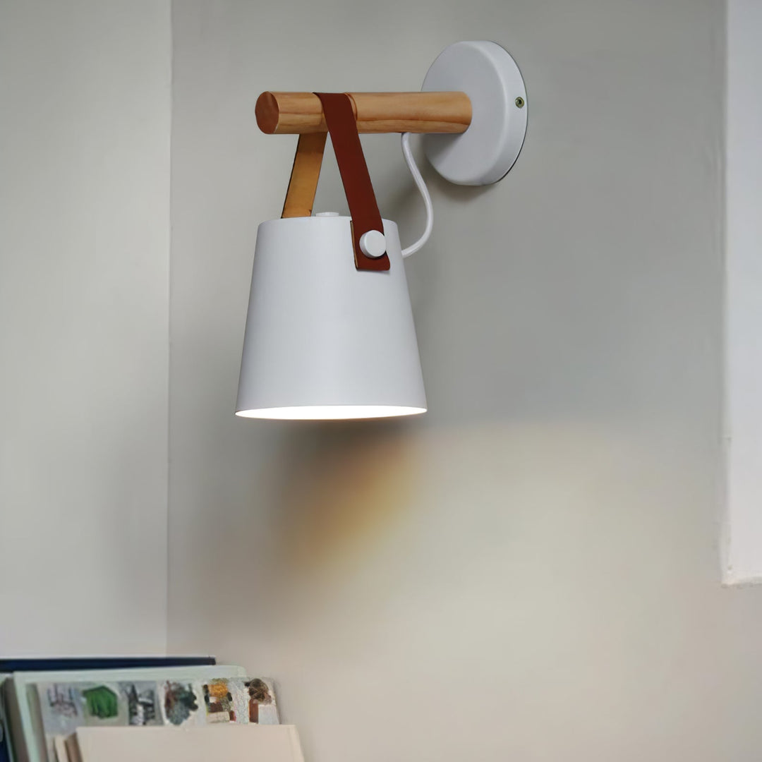Stożkowa lampa ścienna z drewna