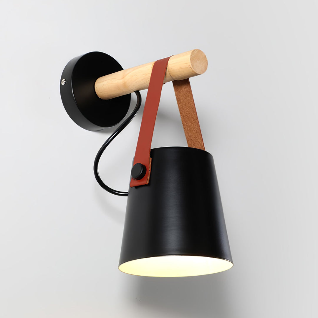 Stożkowa lampa ścienna z drewna