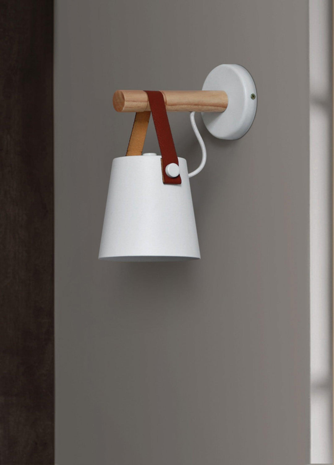 Stożkowa lampa ścienna z drewna
