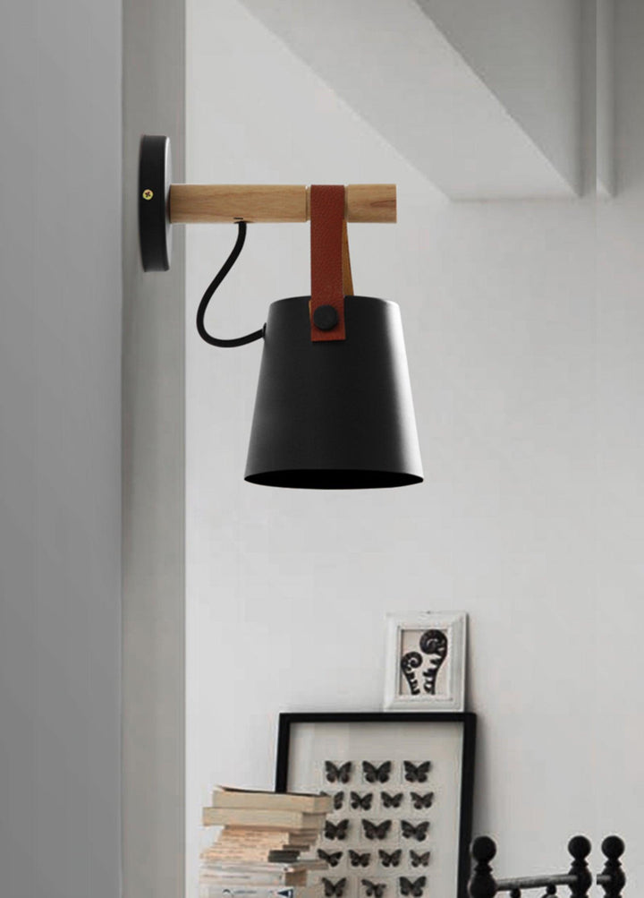 Stożkowa lampa ścienna z drewna