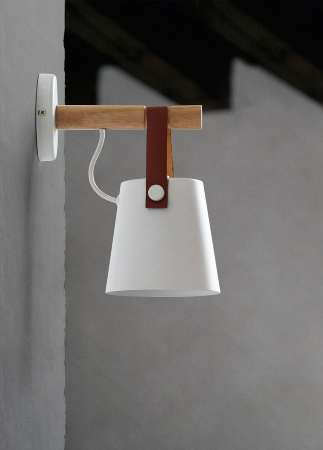 Stożkowa lampa ścienna z drewna