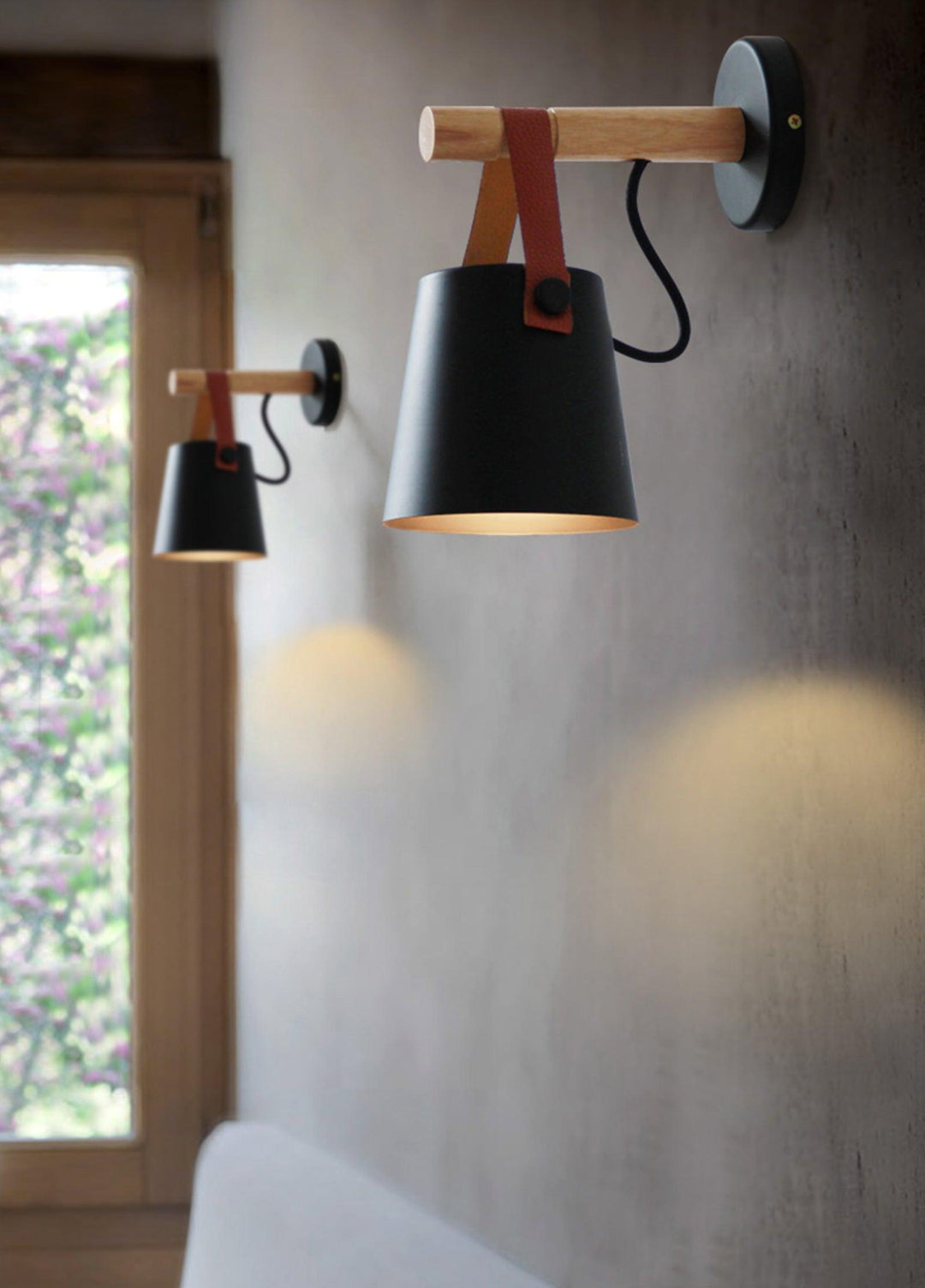 Stożkowa lampa ścienna z drewna