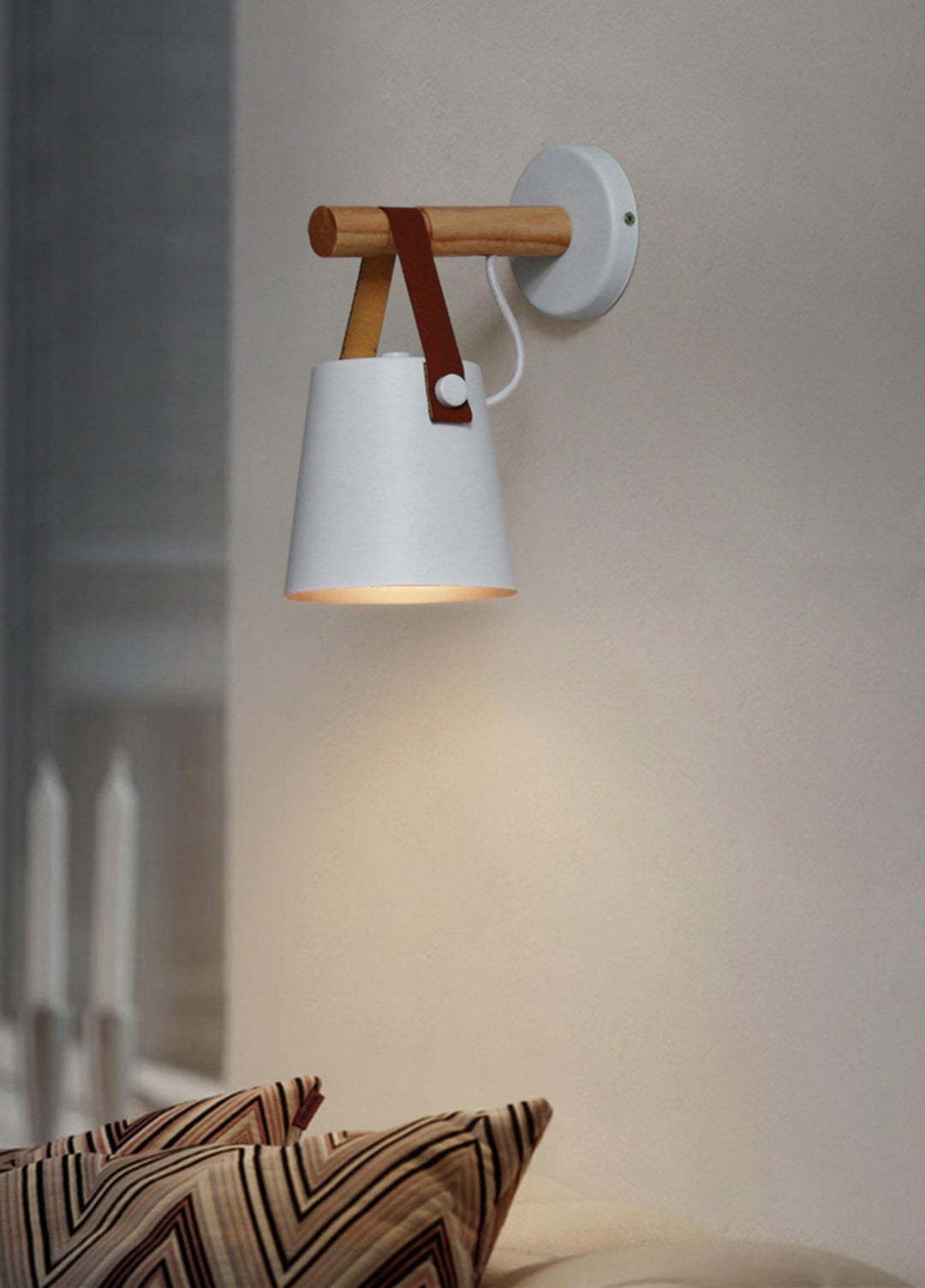 Stożkowa lampa ścienna z drewna