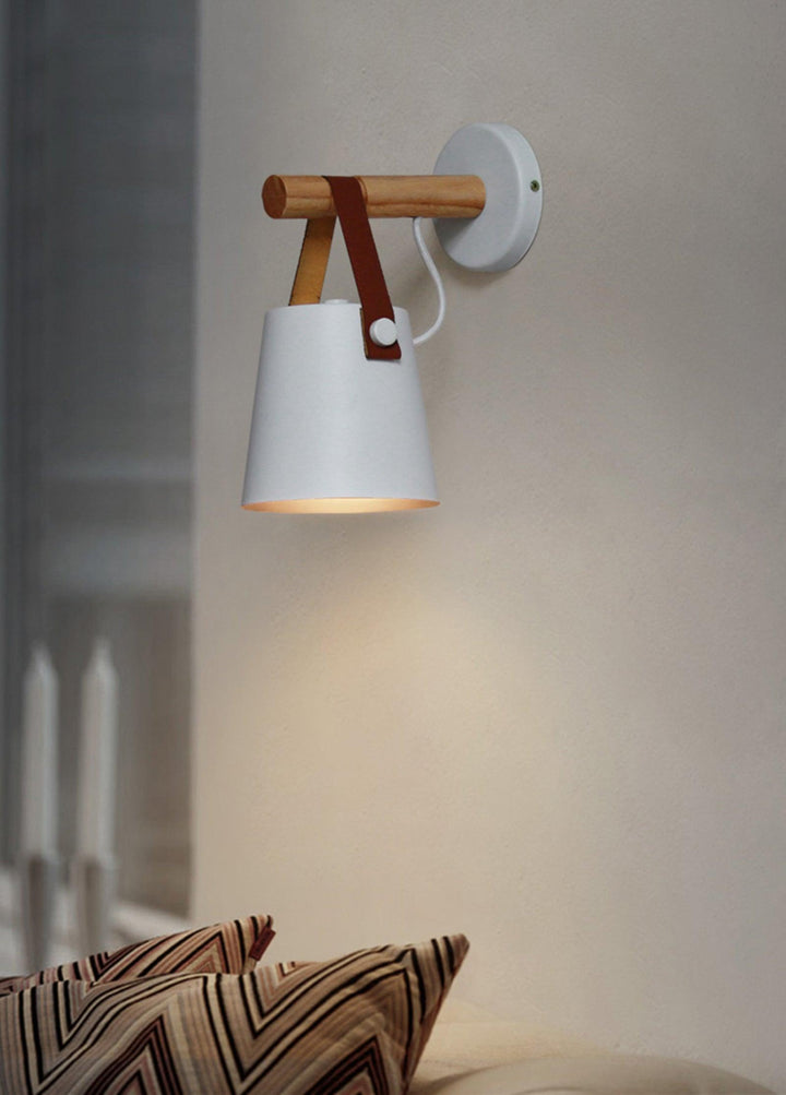 Stożkowa lampa ścienna z drewna