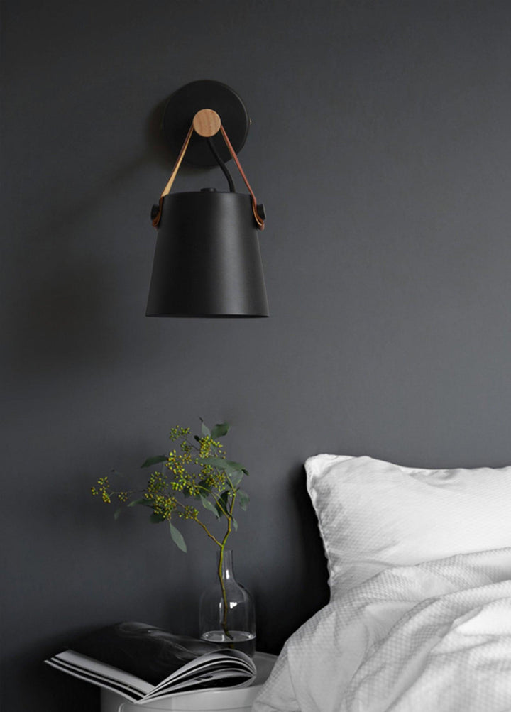 Stożkowa lampa ścienna z drewna