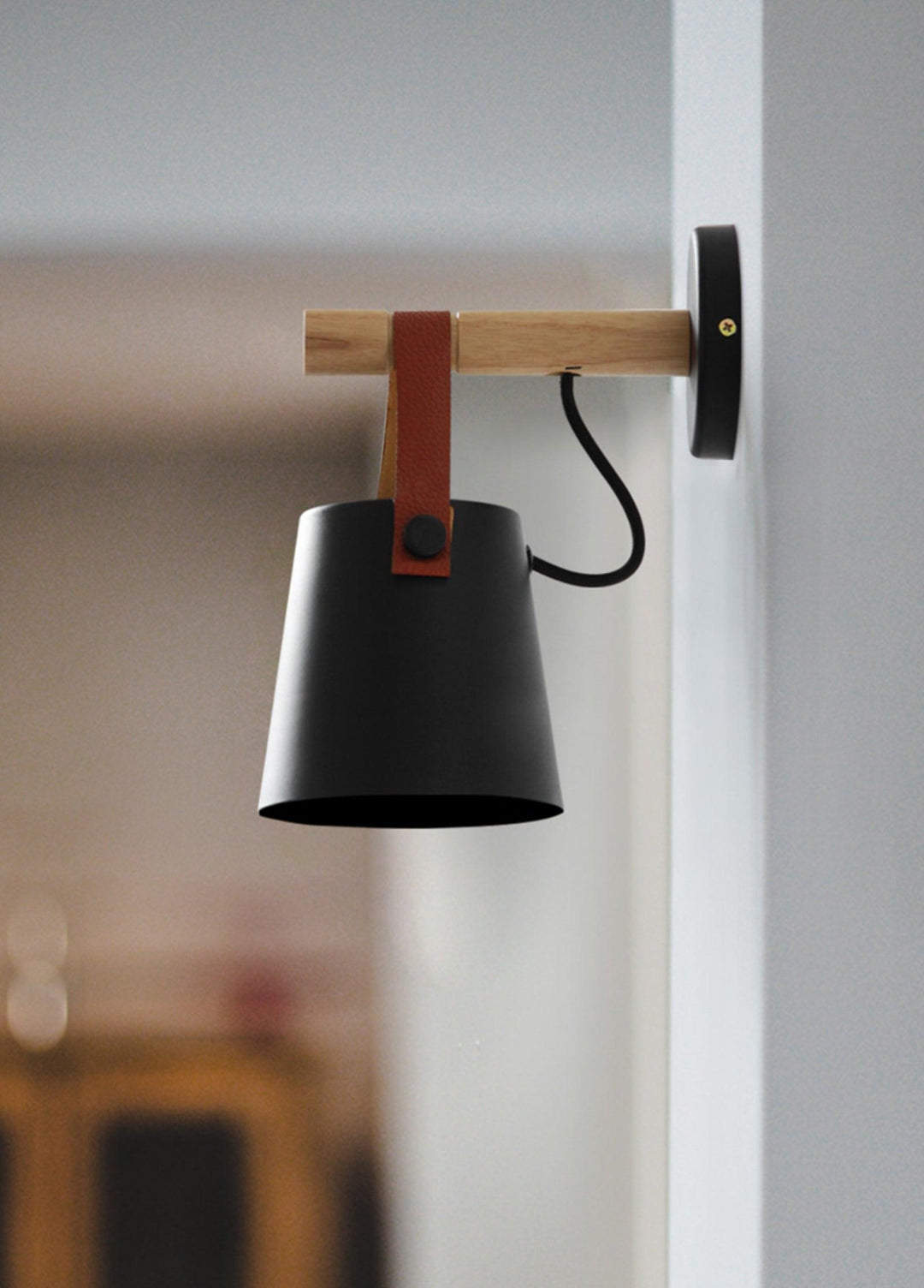 Stożkowa lampa ścienna z drewna