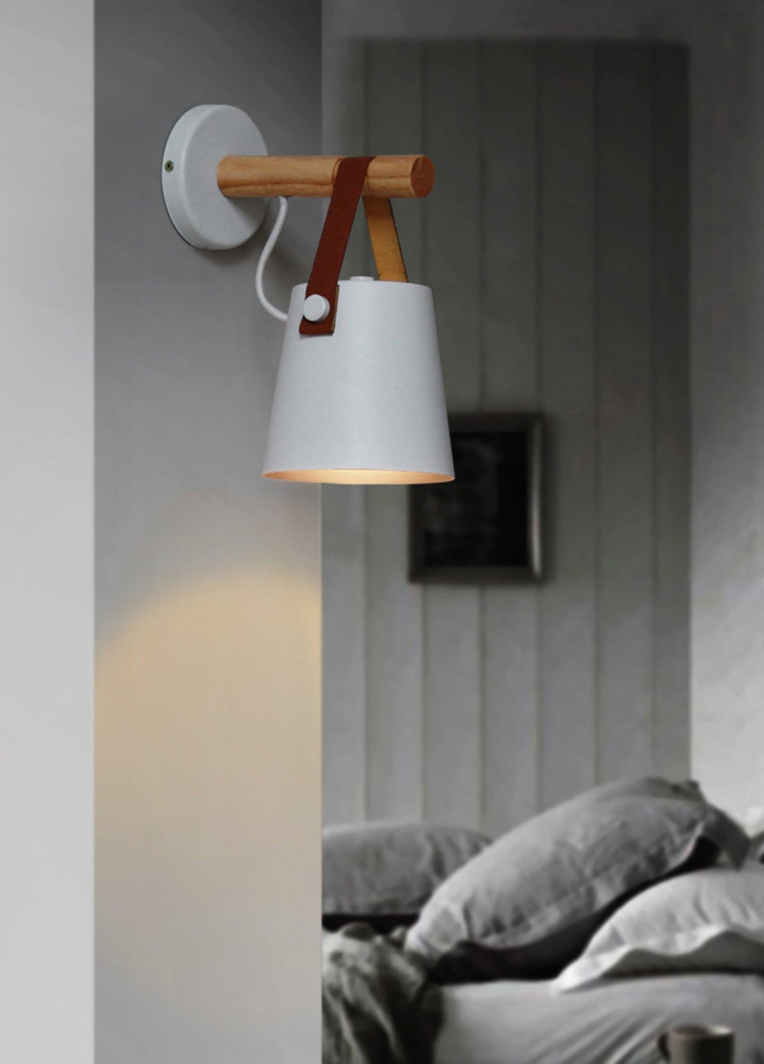 Stożkowa lampa ścienna z drewna