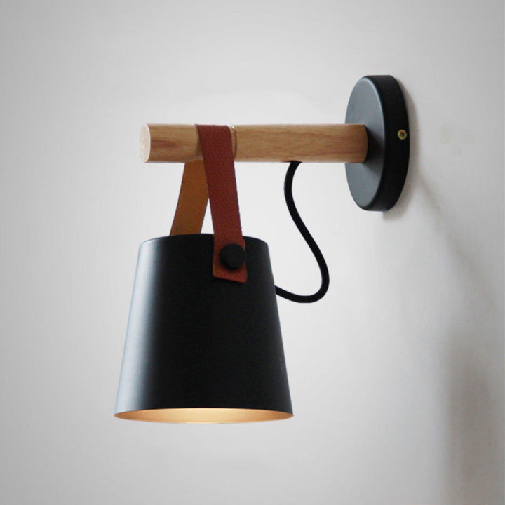 Stożkowa lampa ścienna z drewna
