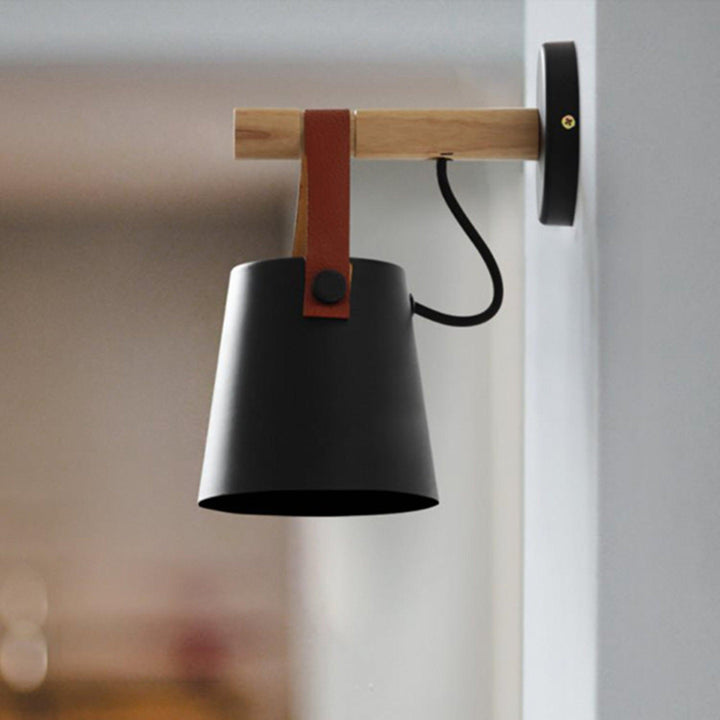 Stożkowa lampa ścienna z drewna