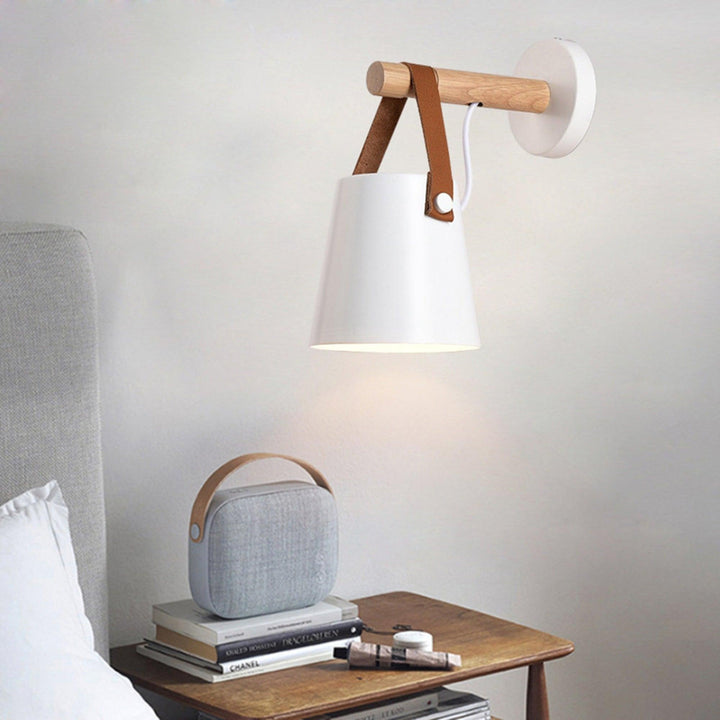 Stożkowa lampa ścienna z drewna