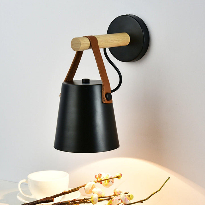 Stożkowa lampa ścienna z drewna