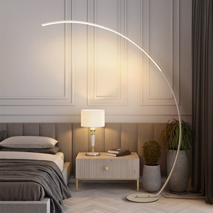 Lampa podłogowa Ardorus w dużym zakrzywieniu