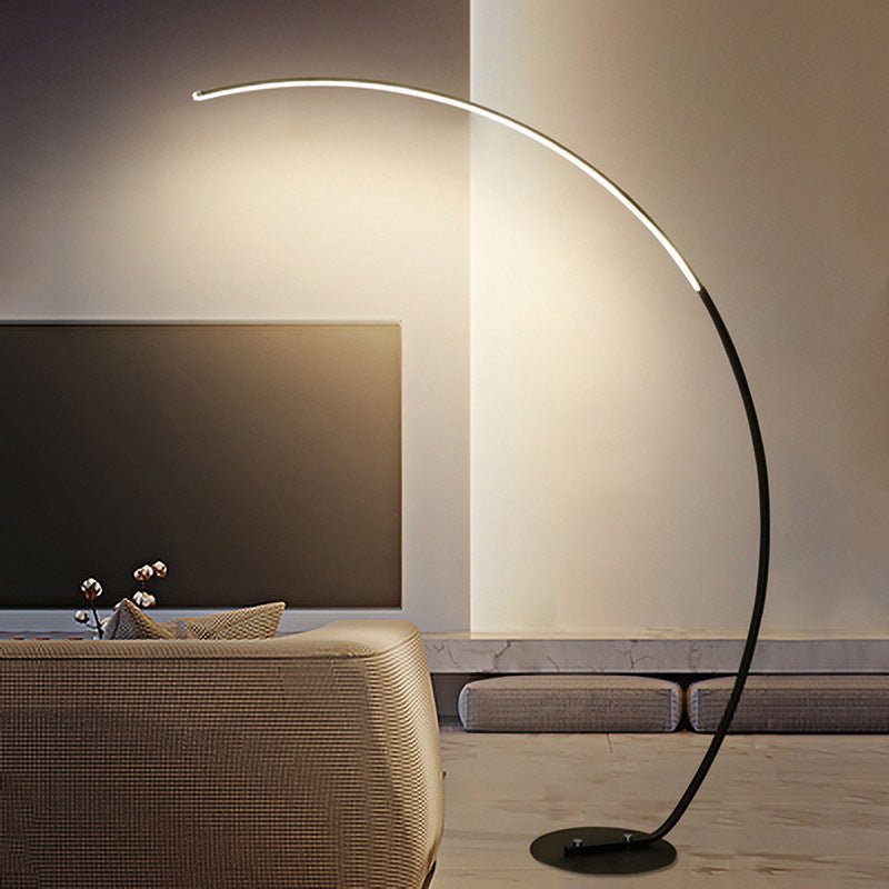 Lampa podłogowa Ardorus w dużym zakrzywieniu