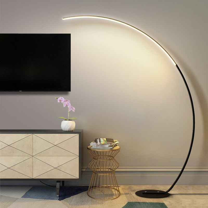 Lampa podłogowa Ardorus w dużym zakrzywieniu