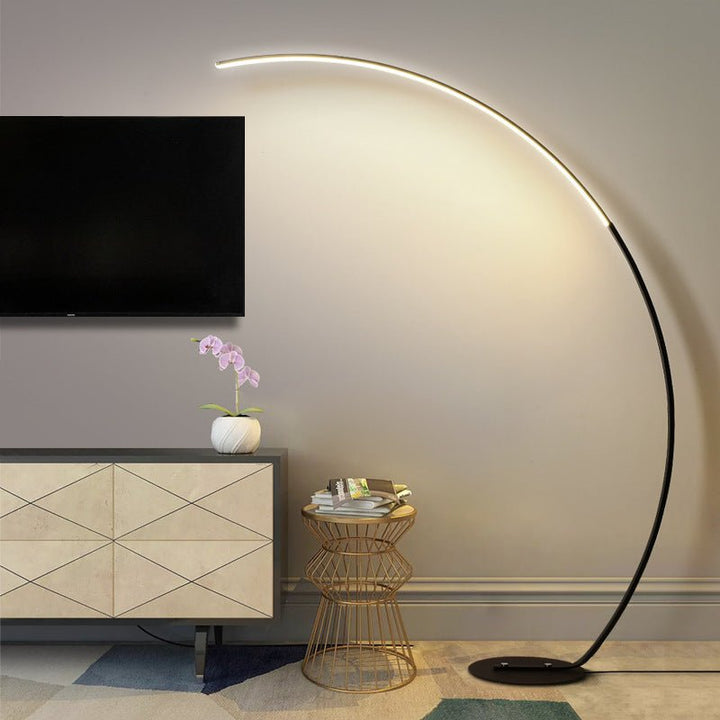 Lampa podłogowa Ardorus w dużym zakrzywieniu