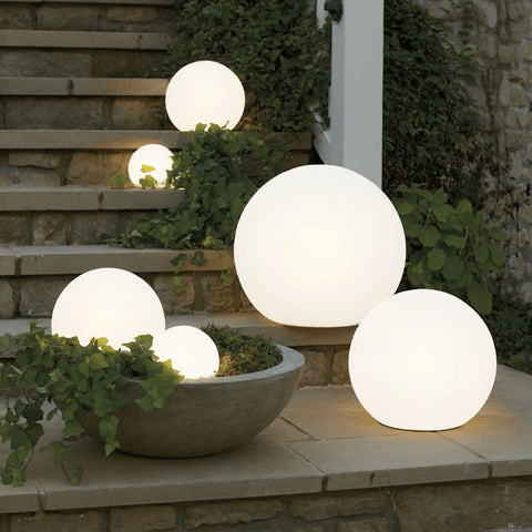 Słoneczna lampa ogrodowa w kształcie kuli