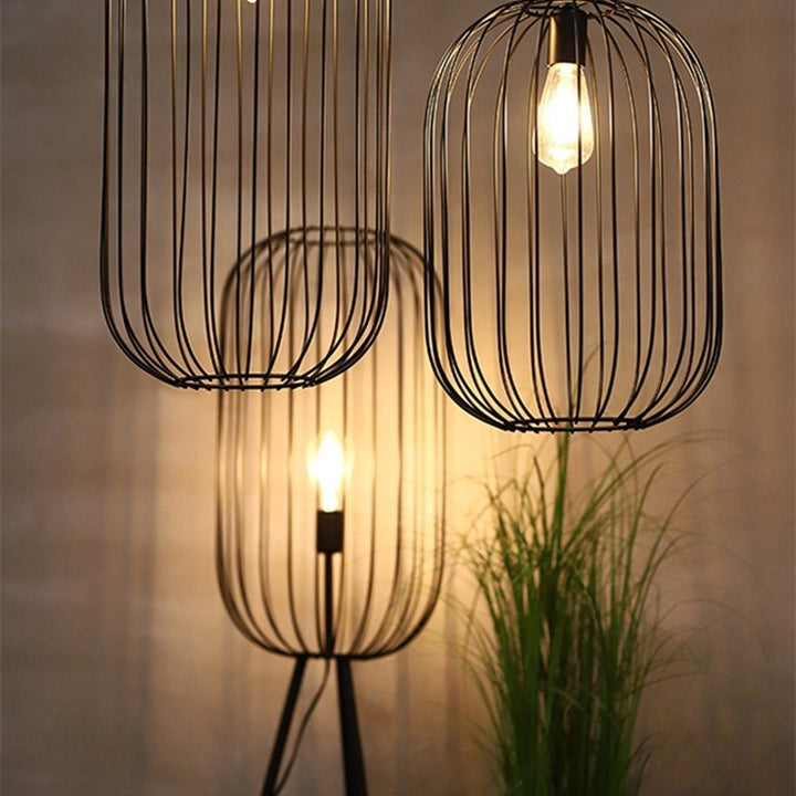Pasiasta lampa podłogowa w klatce