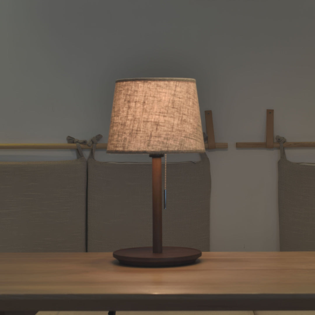 Delikatna Lampa Glow w Skandynawskim Stylu z Orzecha z Luksusowymi Akcentami Tkanin