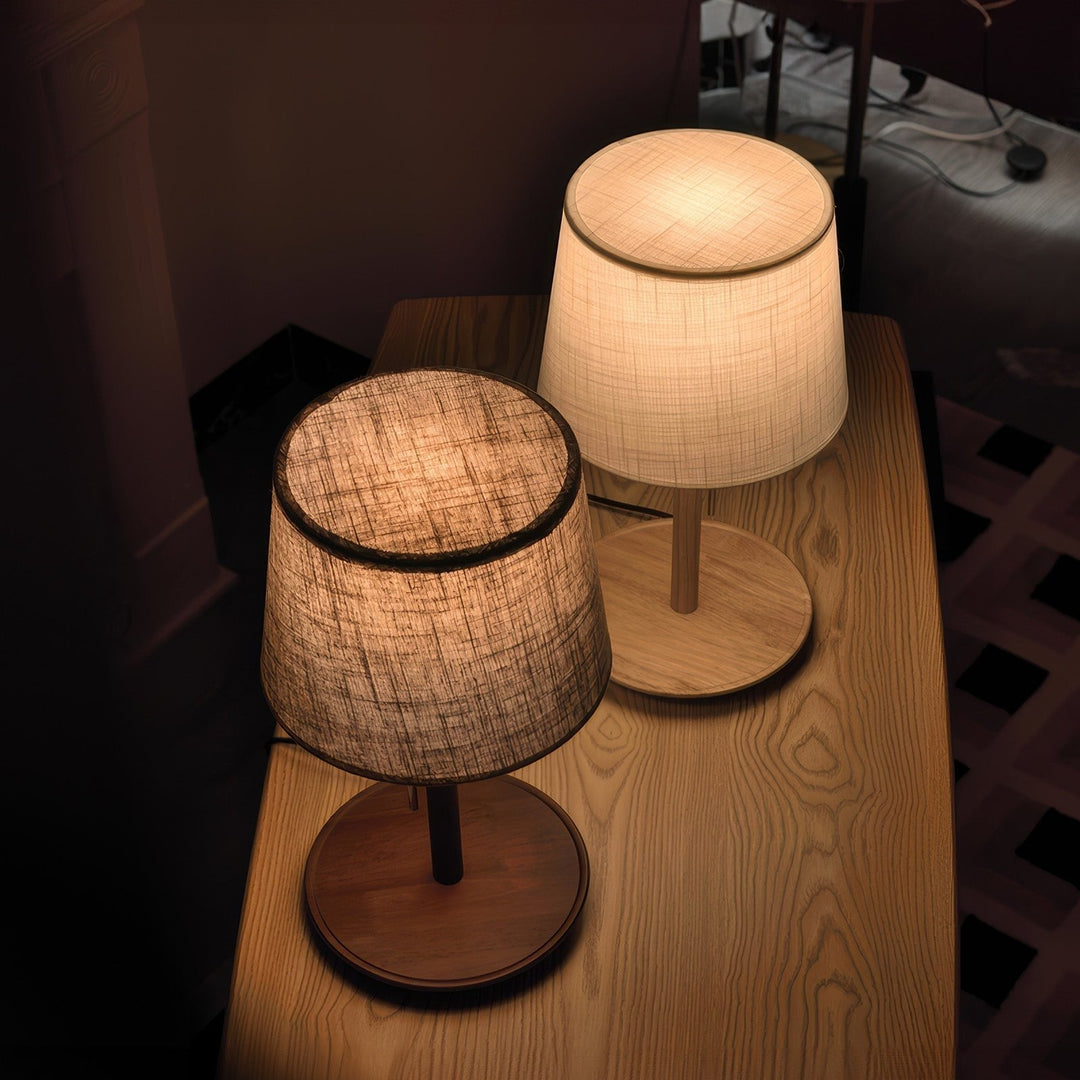 Delikatna Lampa Glow w Skandynawskim Stylu z Orzecha z Luksusowymi Akcentami Tkanin