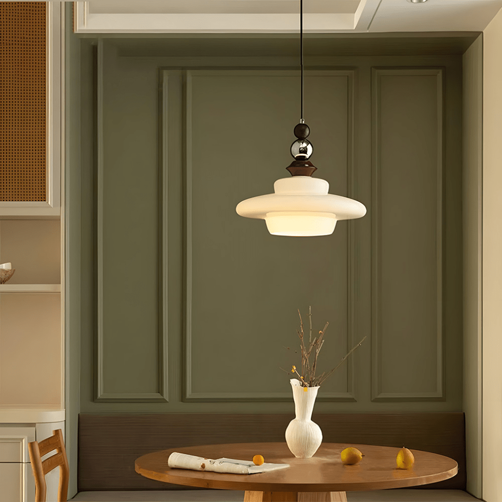 Szklana lampa wisząca w stylu vintage – ciepłe światło do jadalni